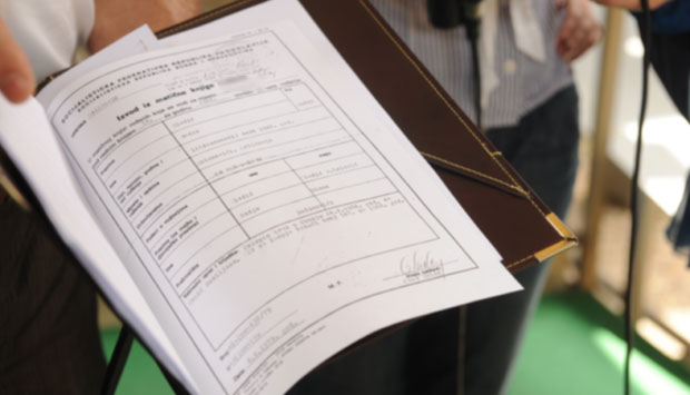 СВИ СЕ КРСТЕ: Ђорђе не може да региструје ауто јер је “мртав”