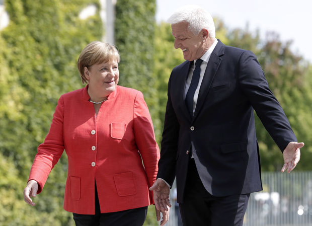 Марковић са Меркеловом: Цепали Србију, а сад им међе свете