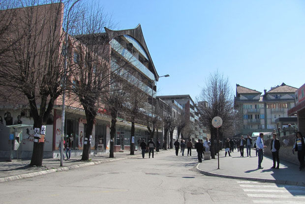 Бришу и лажирају историју