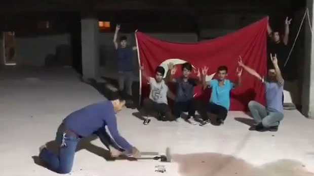 БЕСНИ НА АМЕРИКУ: Турци решетају и чекићем разбијају “ајфоне” (ВИДЕО)