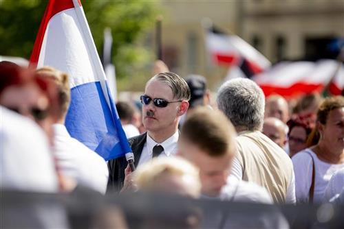 СУКОВИ НА МАРШУ НЕОНАЦИСТА У БЕРЛИНУ: Повређен полицајац; 600 нациста и 1.400 противника ,а између 2.500 полицајаца