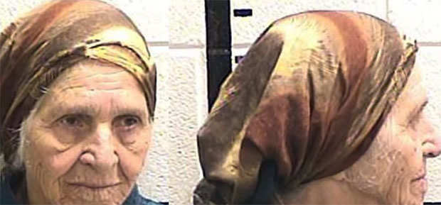 ТЕЈЗЕРОМ НА ДЕМЕНТНУ БАКУ: Заплакала и ухватила се за груди после “окршаја” са полицијом (ВИДЕО)