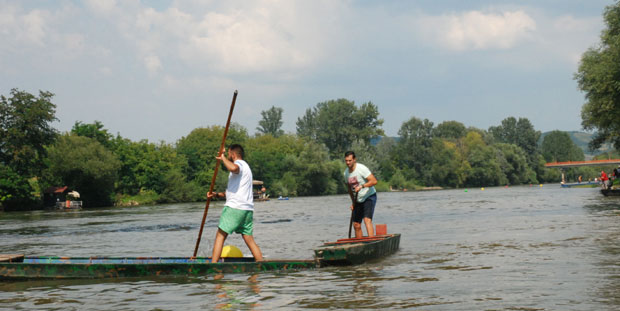  Трстеник чува традицију трке чамаца са мотком на Морави