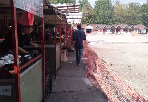 Бањичка пијаца: Воће и поврће уз градилиште 