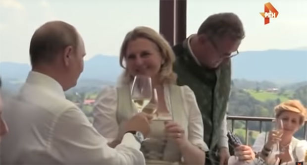 ВИДЕО: Козаци и Путинов плес са младом