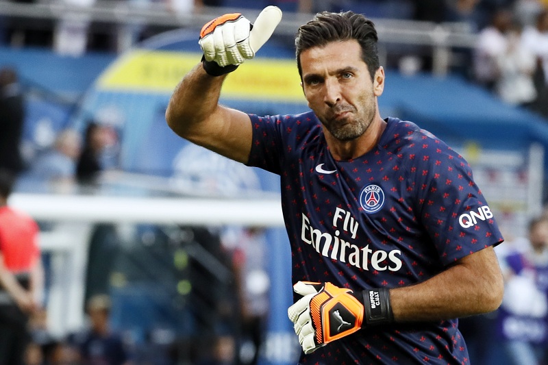 ФУДБАЛСКА ЛЕГЕНДА: Буфон разменио дрес са сином некадашњег саиграча (ВИДЕО)