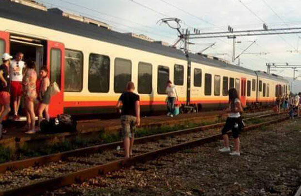 НОВИ СКАНДАЛ У ЖЕЛЕЗНИЧКОМ САОБРАЋАЈУ ЦРНЕ ГОРЕ: Воз зауставили лопови, путници блокирали магистралу