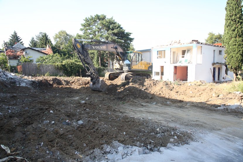 НЕЛЕГАЛНА ГРАДЊА НА ДЕДИЊУ МОГЛА ДА УНИШТИ ЦЕЛО НАСЕЉЕ:  Комуналци и инспекција спречили трагедију, заплењене машине