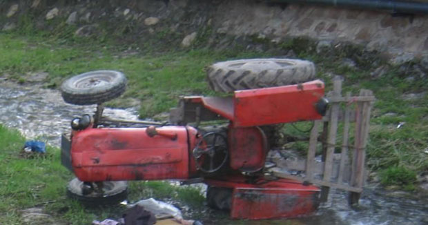 НЕСРЕЋА КОД ЛОЗНИЦЕ: Преврнуо се трактор, настрадао возач