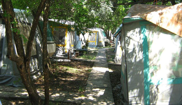 БЕТОН ПРОТЕРАО КАМПЕРЕ: Туристима на Будванској ривијери сметају депоније и небодери 