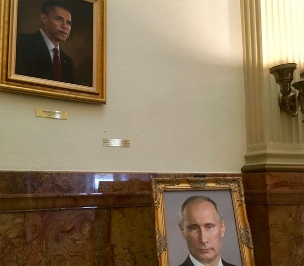 Америчка званичница кажњена због Путиновог портрета