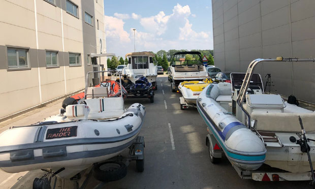 ЗАДРУГА 2 ИЛИ ПРАВА ВЕНЕЦИЈА? Жељко Митровић довезао флоту бродова у Задругу (ФОТО)