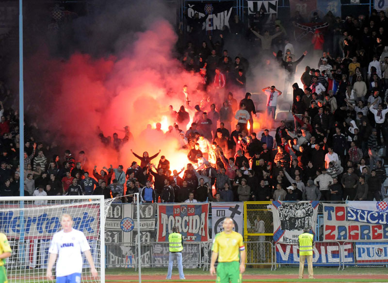 ТОРЦИДА ДИВЉАЛА: Бакљама на своје играче