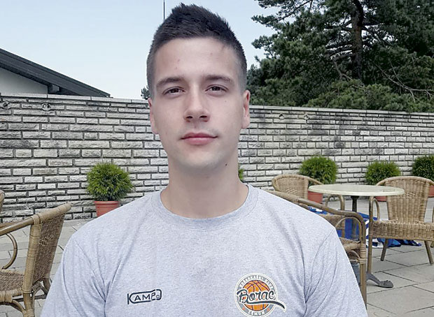 ПРИСЕБНОСТ МЛАДИЋА СПАСИЛА ЖИВОТЕ: Возач аутобуса преминуо за воланом, руком преко његових ногу притиснуо кочницу 