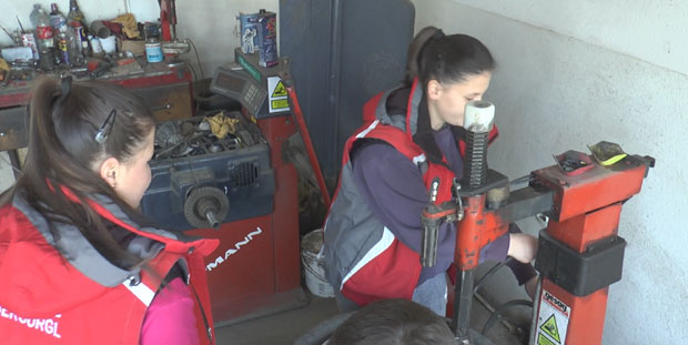 НЕОБИЧНА ВУЛКАНИЗЕРСКА РАДЊА: Три сестре гуме крпе мушки