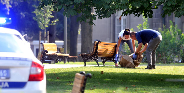 ЛАЖНА УЗБУНА: У торбама испред Председништва Србије пронађена гардероба (ФОТО)