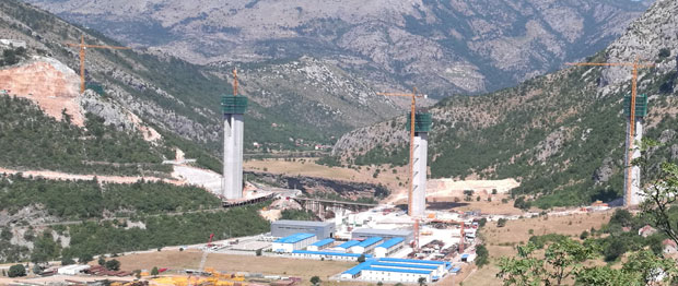 КИНЕЗИ МОСТ СПАЈАЈУ У ВАЗДУХУ: Морачица у априлу