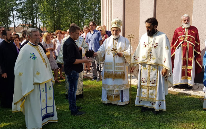 Литургија, па вашар у порти