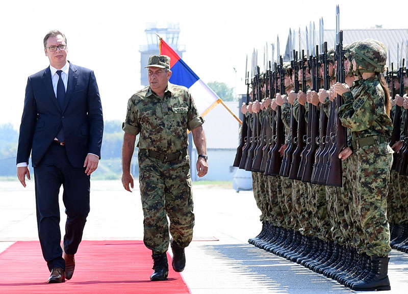 Вучић: Држава разматра увођење обавезног војног рока