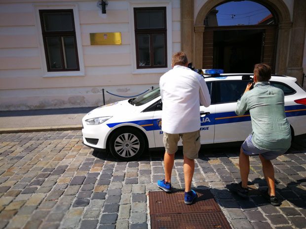 Жена изручила канту фекалија испред Банских двора