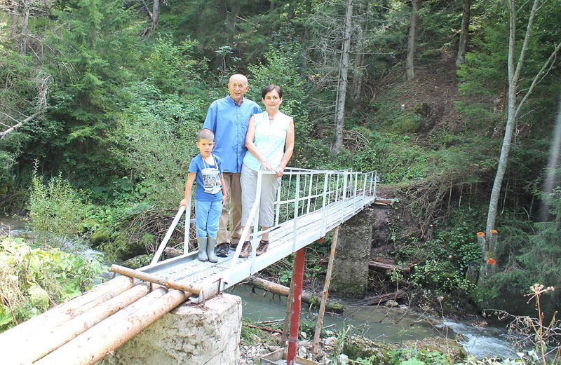 НЕ ВРАЋАМО СЕ У НЕМАЧКУ ДОК НЕ САГРАДИМО МОСТ: Породица спојила обале реке Тисовице