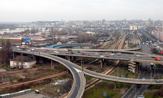 Камион се насукао на разделној огради код Мостарске петље