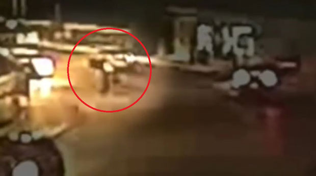 ПОГЛЕДАЈТЕ: Објављен снимак како је аутомобил покосио веренике из Србије