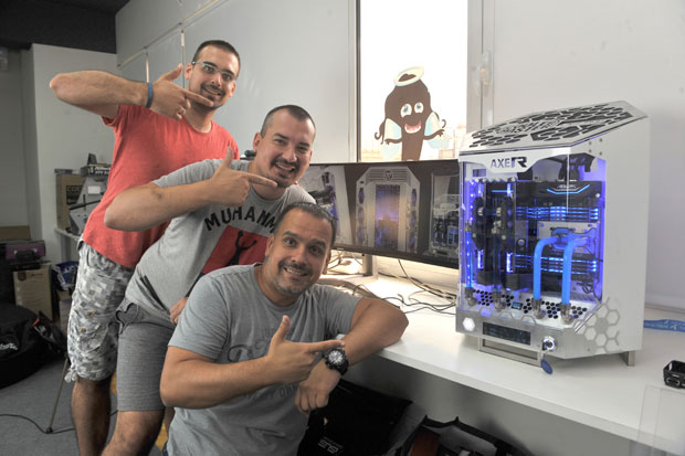 ОДУШЕВИЛИ СВЕ: Најлепши рачунар направили - Срби