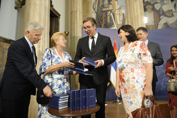 Пријем за слависте, Вучићу комплет књига 