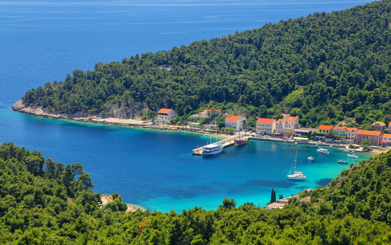 Јахта и мањи путнички брод сударили се у Пељешком каналу