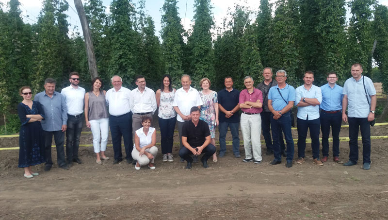 „Домаће пиваре“ посетиле произвођаче хмеља у Бачком Петровцу