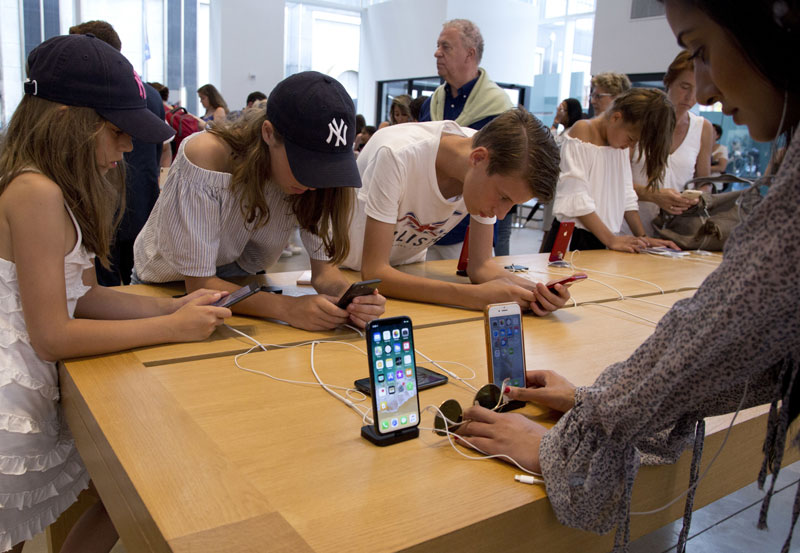 Нови ајфон модели долазе са бржим бежичним пуњењем 