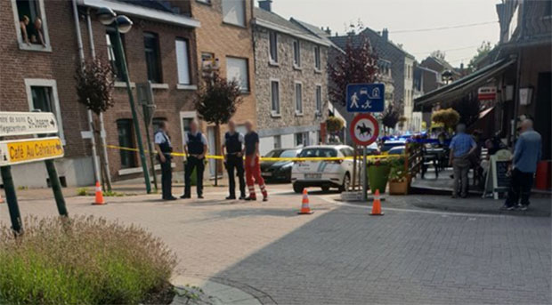 ХАОС У РЕСТОРАНУ: Улетео у локал и напао госте ножем, две особе преминуле (ФОТО)