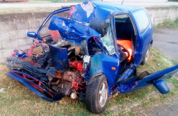 ТЕЖАК УДЕС КОД МОДРИЧЕ: У судару два аутомобила погинула једна особа (ФОТО)