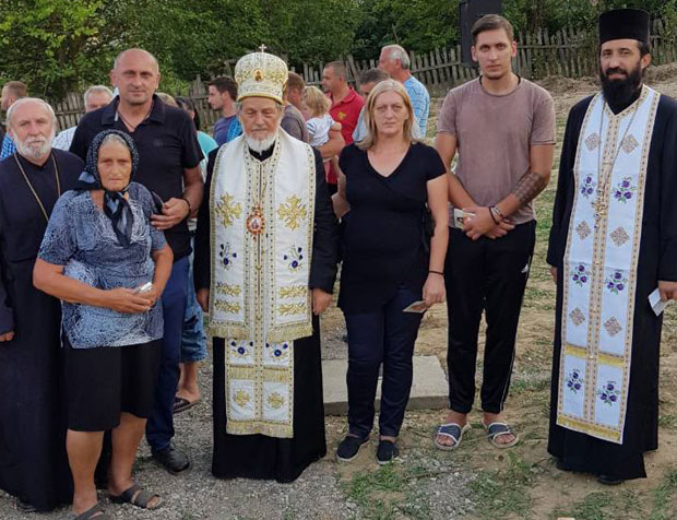 СТРАДАЛИ СИН ИМ СЕ ПРИКАЗАО У ЛИКУ АНЂЕЛА: Поклонили кућу и имање цркви