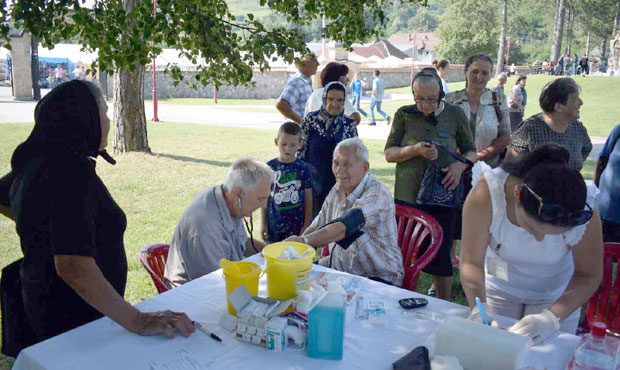 ЗАНЕМОЋАЛИ ЗБОГ ПРИЧЕШЋА: Жена се онесвестила у порти манастира и поломила ногу