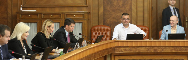 Док метла мирује, Aна исписује оцене 