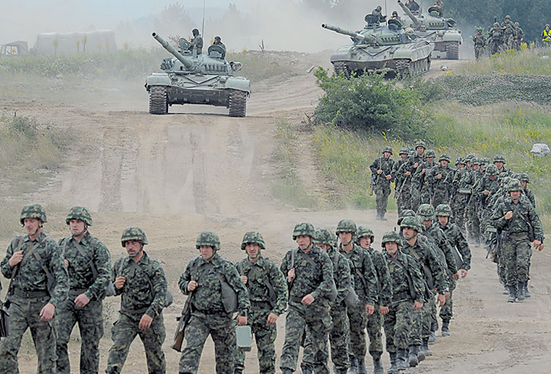 НАРОД ЗА ВРАЋАЊЕ ВОЈНОГ РОКА: Мање би висили на интернету, били би чвршћи и одговорнији