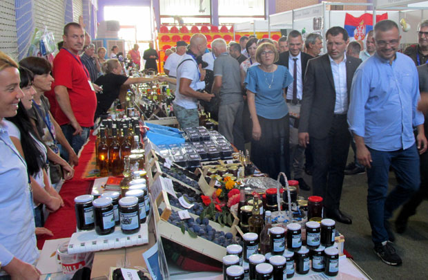 САЈАМ ШЉИВА У ОСЕЧИНИ: Држава помаже прерађивачку индустрију (ФОТО)


