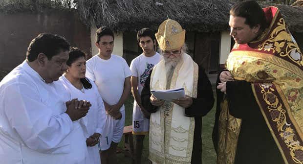 ПЕРУАНЦИ ПРИХВАТАЈУ ПРАВОСЛАВЉЕ: Амфилохије у историјској посети престоници Инка крстио више верника (ФОТО)