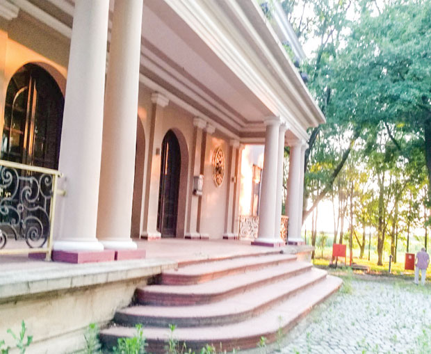 КАШТЕЛ ЈОШ ЗАКАТАНЧЕН: Дворац зараста у коров, мештани раскинули уговор са Румунима