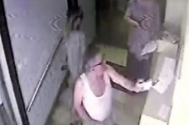 ПОГЛЕДАЈТЕ: Сигурносне камере забележиле окршај Слађане Томашевић и комшинице (ВИДЕО)