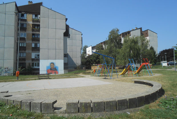 ТУЧА И ПУЦЊАВА ПРЕД ДЕЦОМ: Упозорио младиће да не пију и галаме на игралишту, они га напали шипкама и ранили (ФОТО)