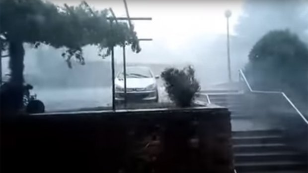 НЕВРЕМЕ ПОХАРАЛО ХРВАТСКУ: Тутњала грмљавина, на Јадрану се очекује снажни ветар у току ноћи следи најгоре (ВИДЕО)