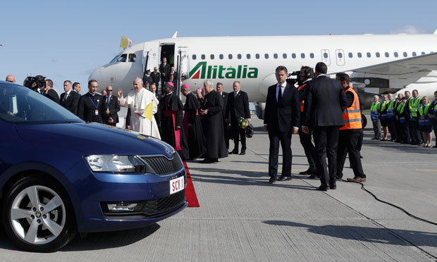 Папа се сусрео са осам жртава злостављања