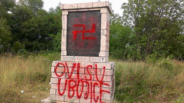 Сплит: Кукасти крст на спомен плочи партизанском одреду