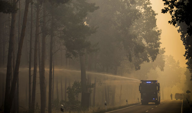 ПОЖАР ЗАУСТАВЉЕН ПРЕД БЕРЛИНОМ: У акцији гашења у Немачкој учествује око 600 ватрогасаца, помажу војска и полиција