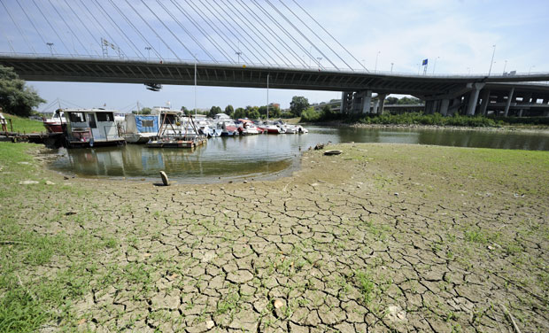 Муљ заробио чамце у рукавцу