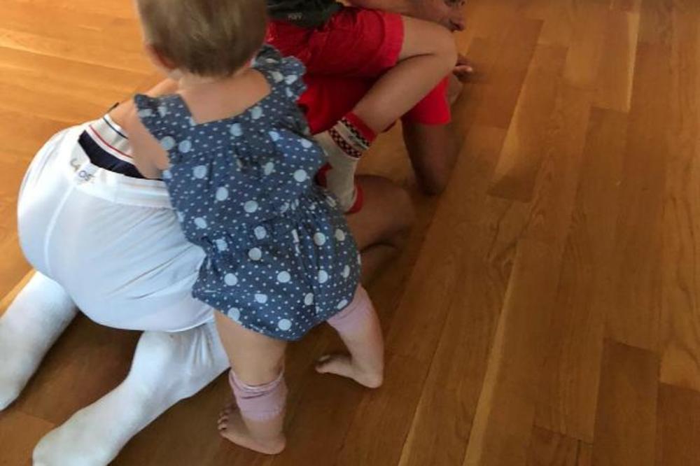 ТАТА НОЛЕ ИСПУЊАВА СВЕ ЖЕЉЕ: Стефан и Тара му се попели на главу (ФОТО)