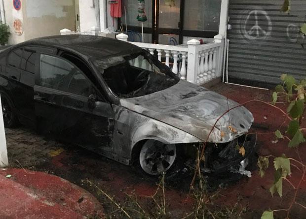 БУРНА НОЋ У СУТОМОРУ: Запаљен аутомобил на паркингу поред полицијске станице